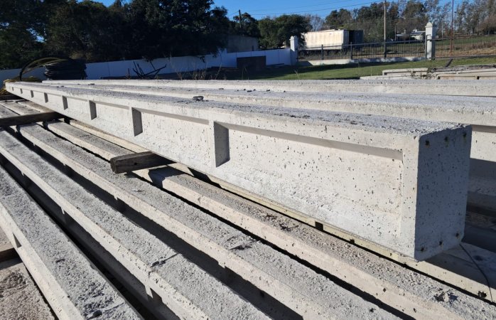 Postes de hormigón apilados en el predio de la planta